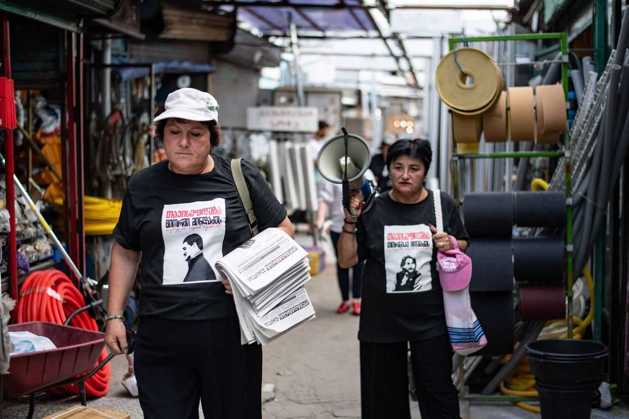 Nani Tsulaia and Marizi Kobakhidze distributing newspapers in Tbilisi’s Eliava market on 25 July. Photo: Mariam Nikuradze/OC Media.