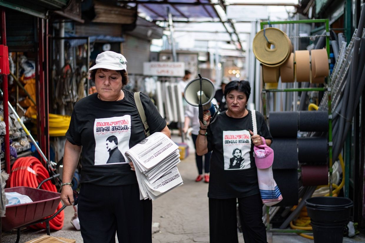 Nani Tsulaia and Marizi Kobakhidze distributing newspapers in Tbilisi’s Eliava market on 25 July. Photo: Mariam Nikuradze/OC Media.