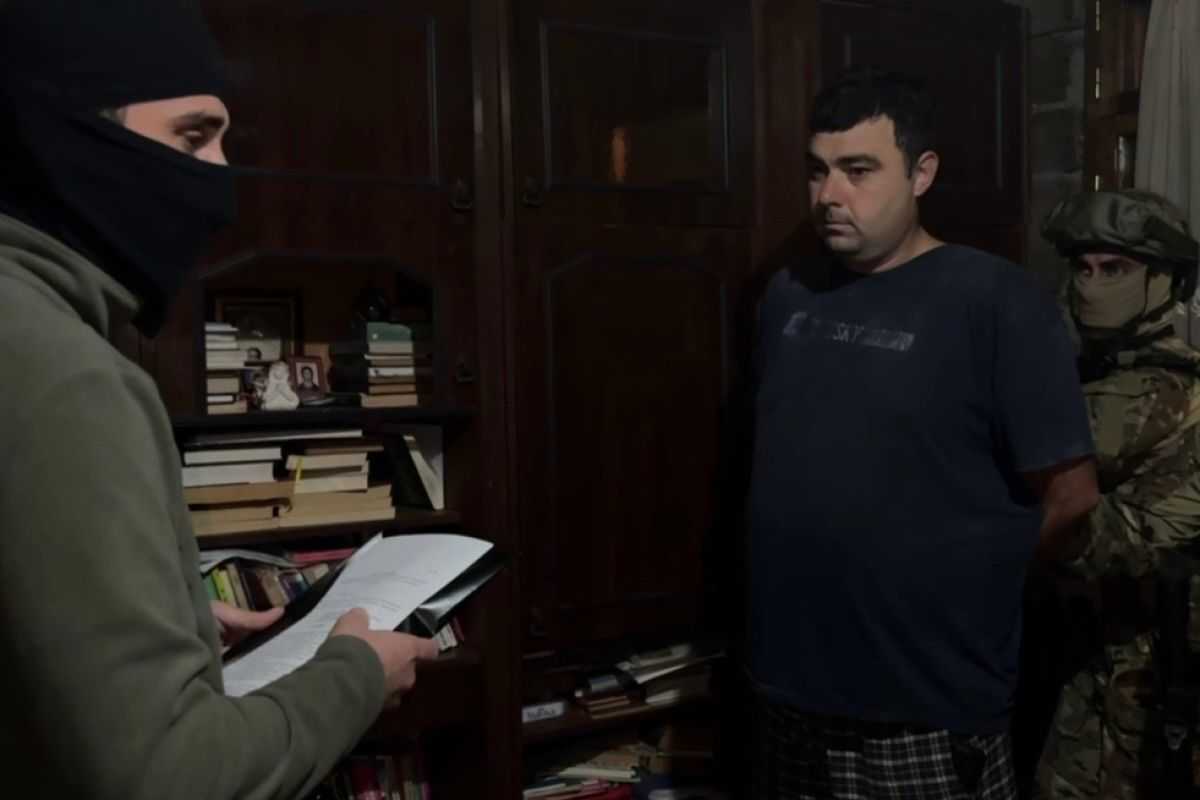 Georgian national identified as Shalva Khizanishvili being detained by officers from Abkhazia’s State Security Service. Photo: Apsnypress.