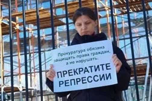 Yulia Melnichenko and her sign ‘The prosecutor's office must protect citizens’ rights, not violate them. Stop the repressions’. Photo: Caucasian Knot.