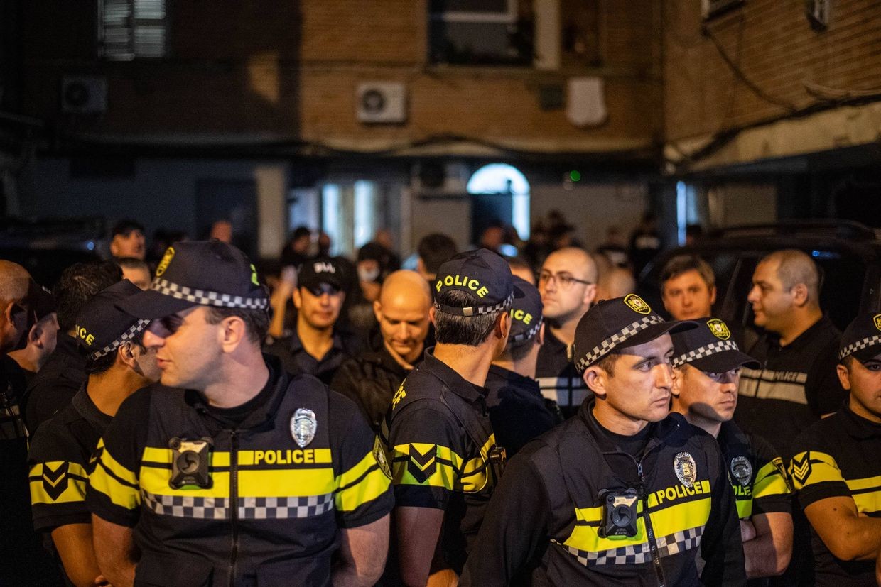 Police at the building where paediatrician Giorgi Chakhunashvili lives. Photo: Mariam Nikuradze/OC Media