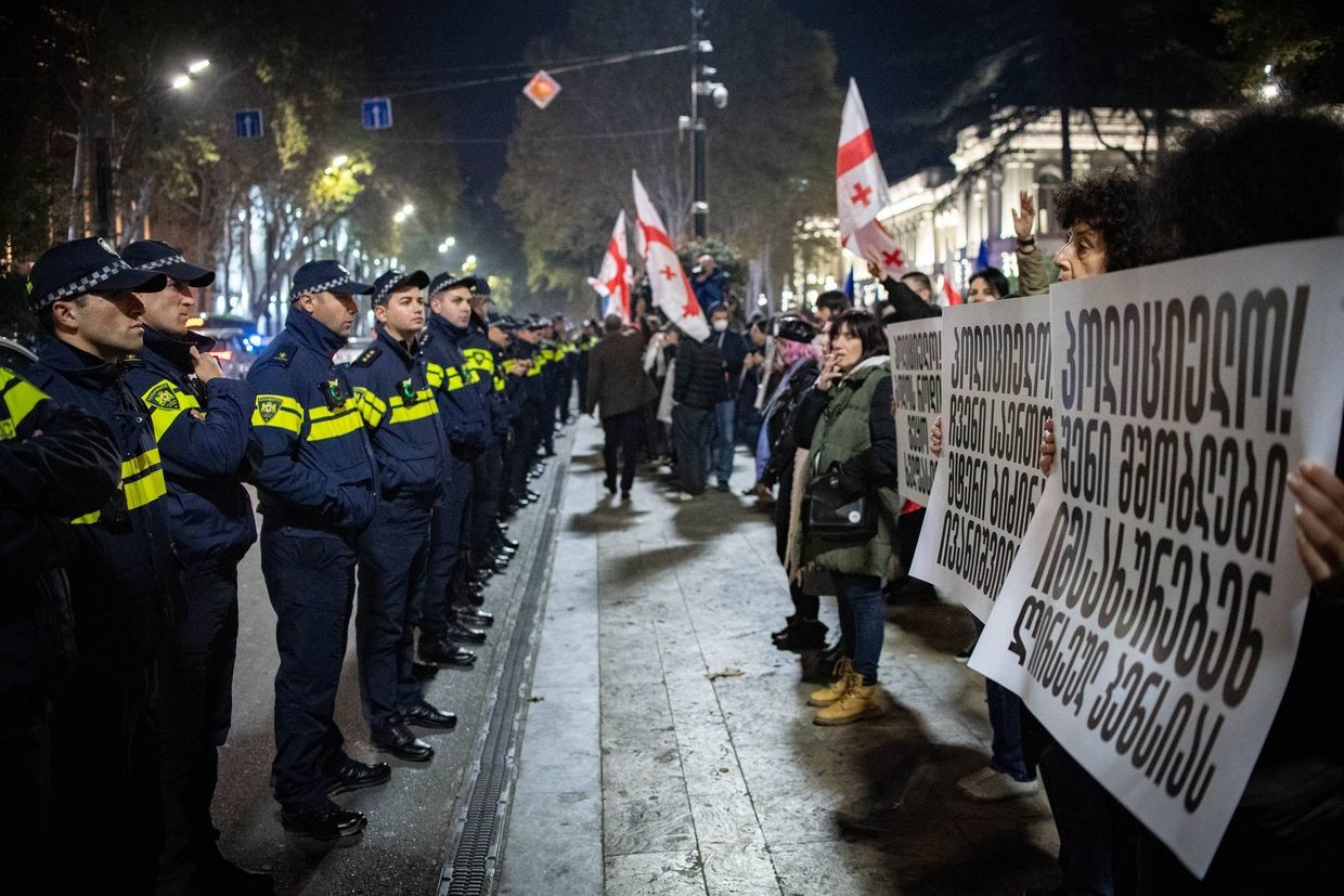 Police face protesters on Rustaveli Avenue, blocking them from crossing onto the road. Photo: Mariam Nikuradze/OC Media.