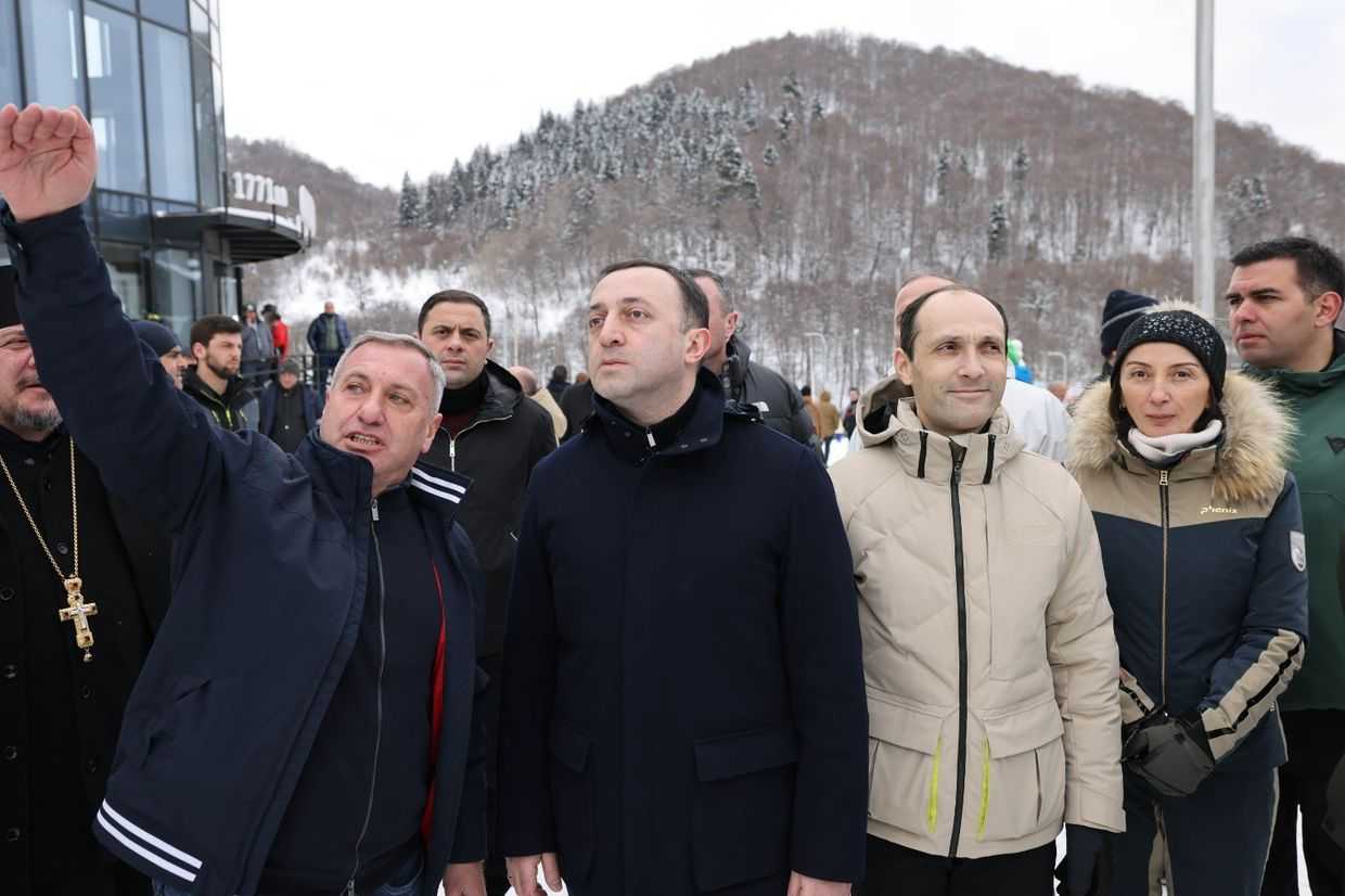 Vladimer Stepanian showing the Bakuriani cable car to then–Prime Minister Irakli Gharibashvili, then–Economy Minister Levan Davitashvili, and others in 2023. Official photo.