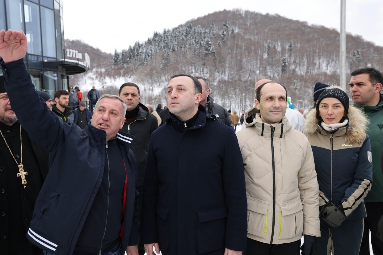 Vladimer Stepanian showing the Bakuriani cable car to then–Prime Minister Irakli Gharibashvili, then–Economy Minister Levan Davitashvili, and others in 2023. Official photo.