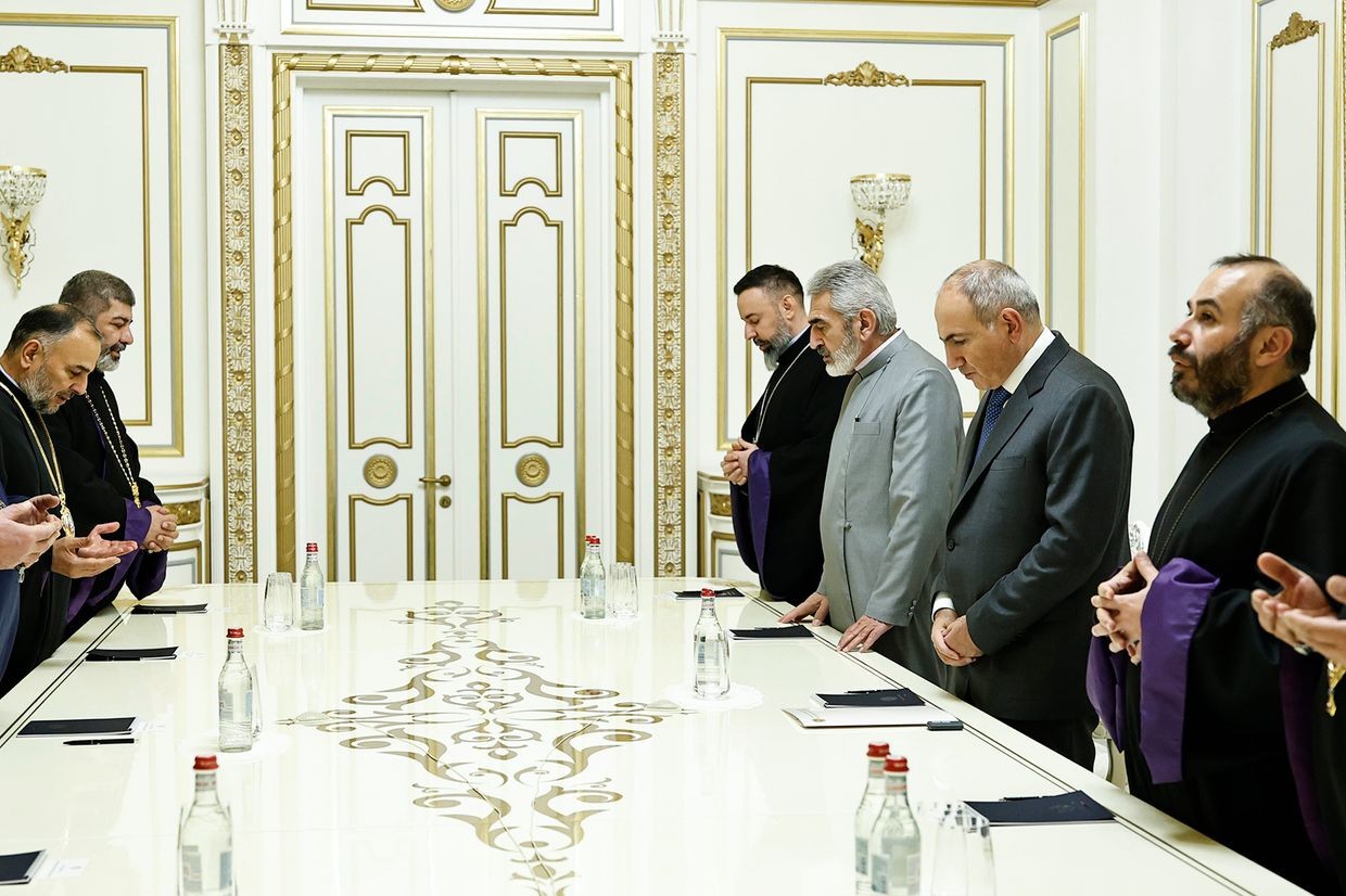 <strong>Armenian Prime Minister Nikol Pashinyan's meeting with a group of Bishops of the Armenian Apostolic Church.</strong>