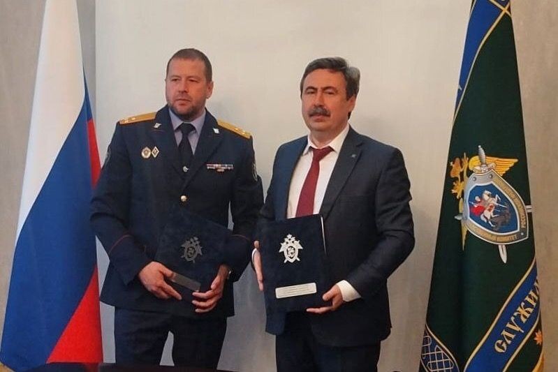 The Head of local Investigativa Committee in Kabarda-Balkaria Andrey Fishman and the Education Minister Anzor Ezaov. Photo: officials.