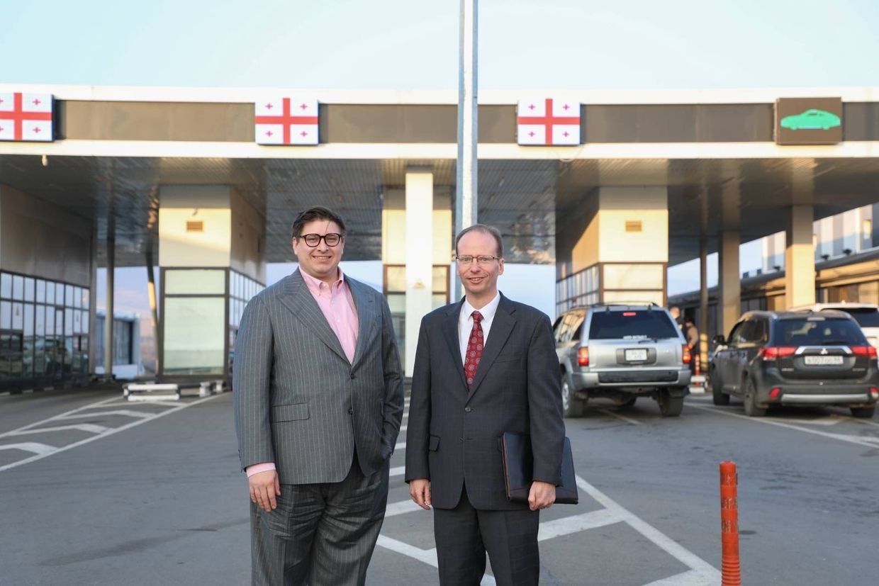 Senior Advisor at the US State Department Jonathan Askonas (left) with the US Chargé d’Affaires in Georgia Alan S. Purcell (right) in front of the Sadakhlo customs checkpoint. Official photo.