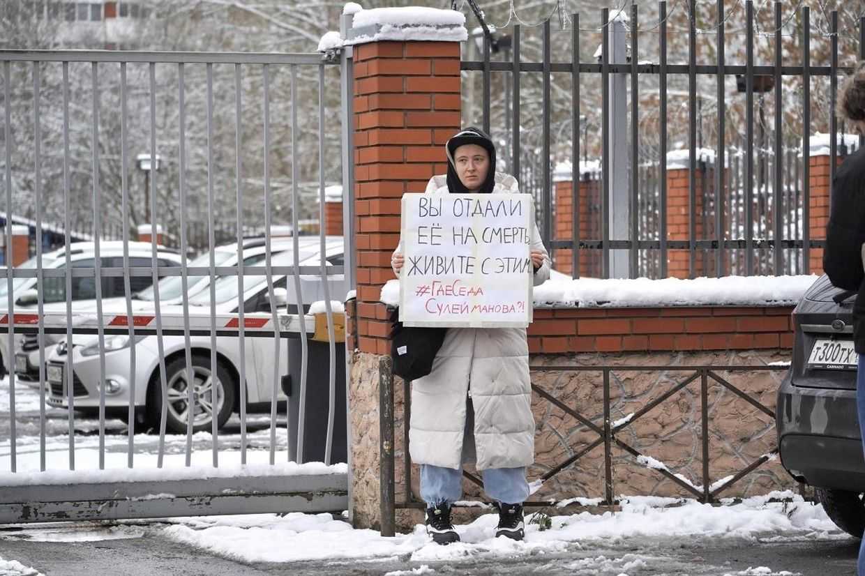 Lena Patyaeva and her solo protest. Photo: Bumaga. 