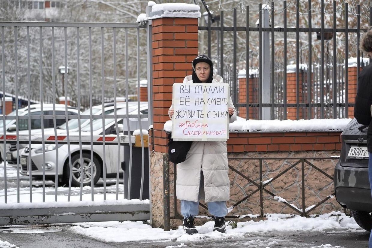 Lena Patyaeva and her solo protest. Photo: Bumaga. 