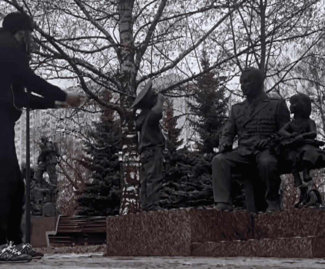 Zaur Ismailov boxing with the monument. Screengrab from video.