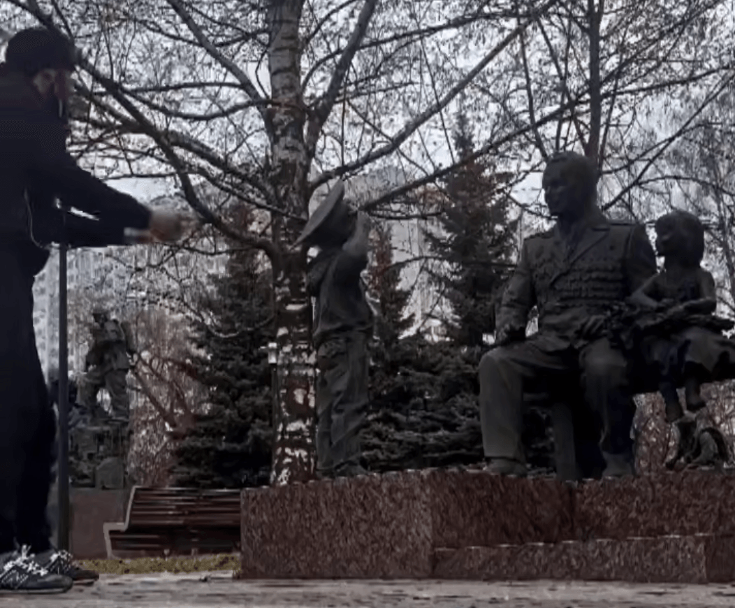 Zaur Ismailov boxing with the monument. Screengrab from video.