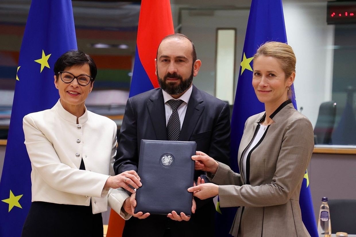 From left to right: EU Commissioner for Enlargement Marta Kos, Armenian Foreign Minister Ararat Mirzoyan, and EU top official Kaja Kallas holding the newly signed strategic agenda between Armenia and EU. Official photo.