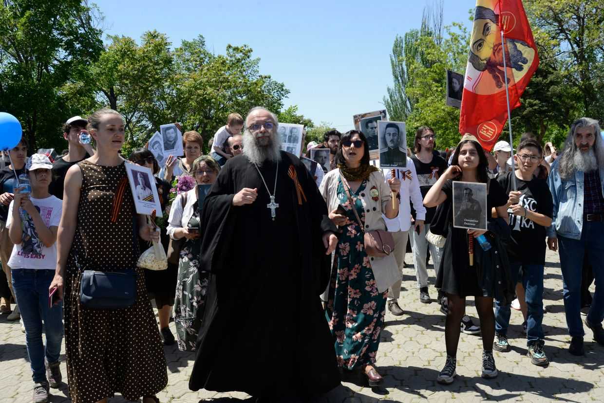 Archpriest Arseny Grigoryants of the Russian Orthodox Church in Armenia leads a procession marking the 80th Anniversary of the end of WWII in Yerevan. Photo: Yerevan-Armenian Diocese of the Russian Orthodox Church.