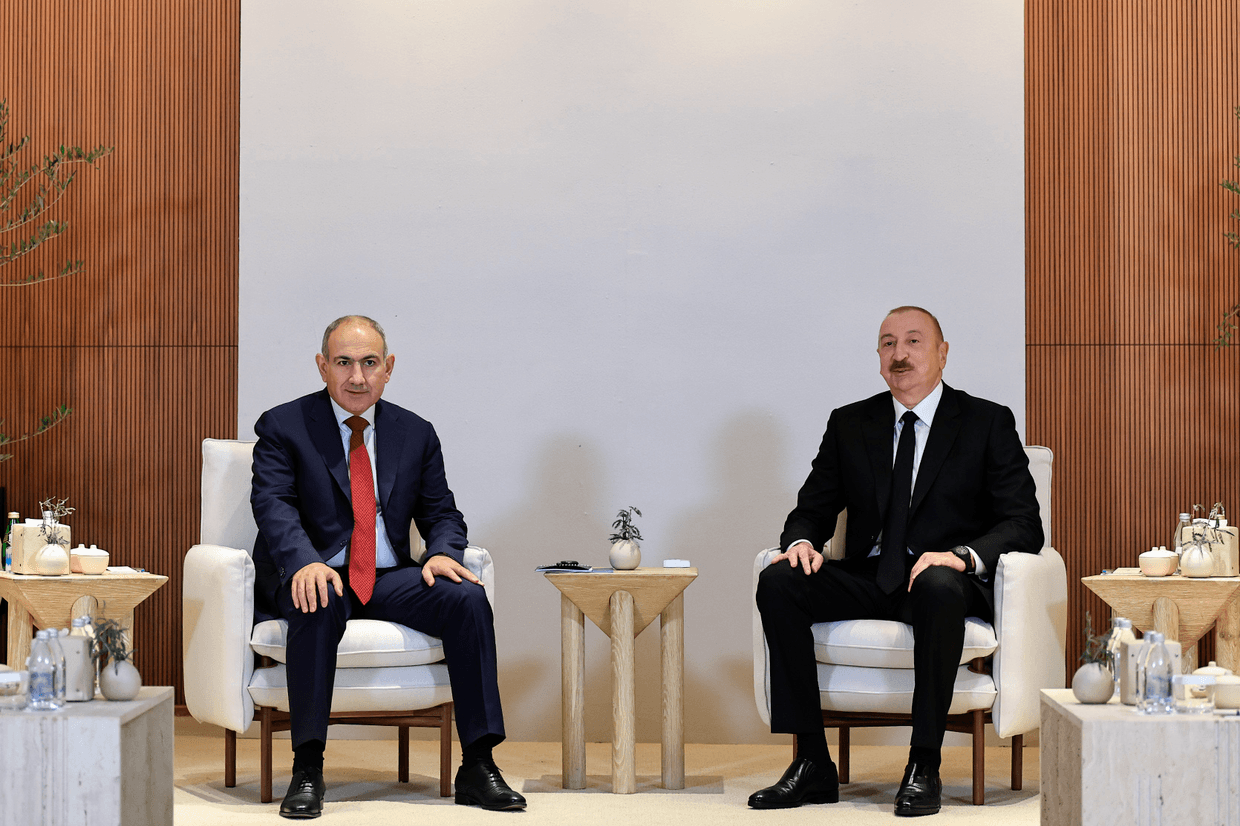 Armenian Prime Minister Nikol Pashinyan (left) and Azerbaijani President Ilham Aliyev (right) held a meeting at Abu Dhabi. Official photo.
