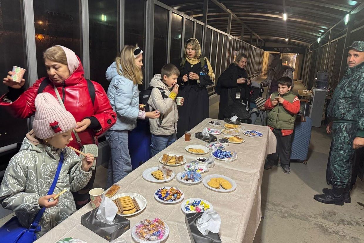 Evacuees from Iran arriving in Azerbaijan via the land border. Photo via APA.