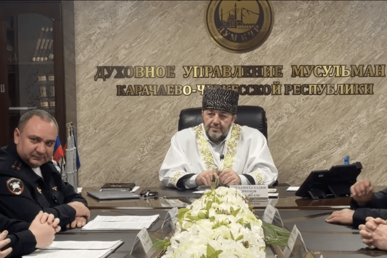 Karachay–Cherkessia Mufti Muhammad-Haji Ekrenov (centre) and traffic police chief Ramazan Shilibiev (left) on 24 March 2026. Screengrab via social media.