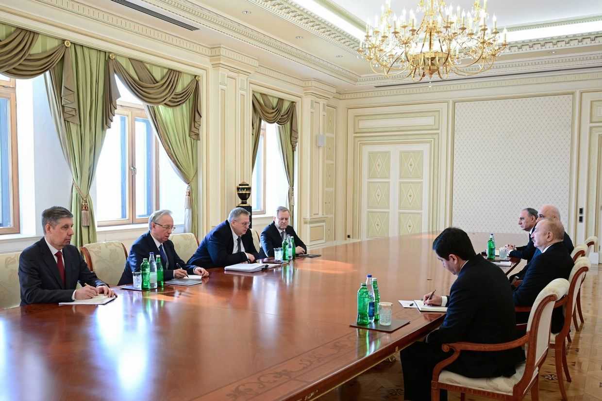 Azerbaijani President Ilham Aliyev received Russian Deputy Prime Minister Aleksei Overchuk in Baku. Official photo.