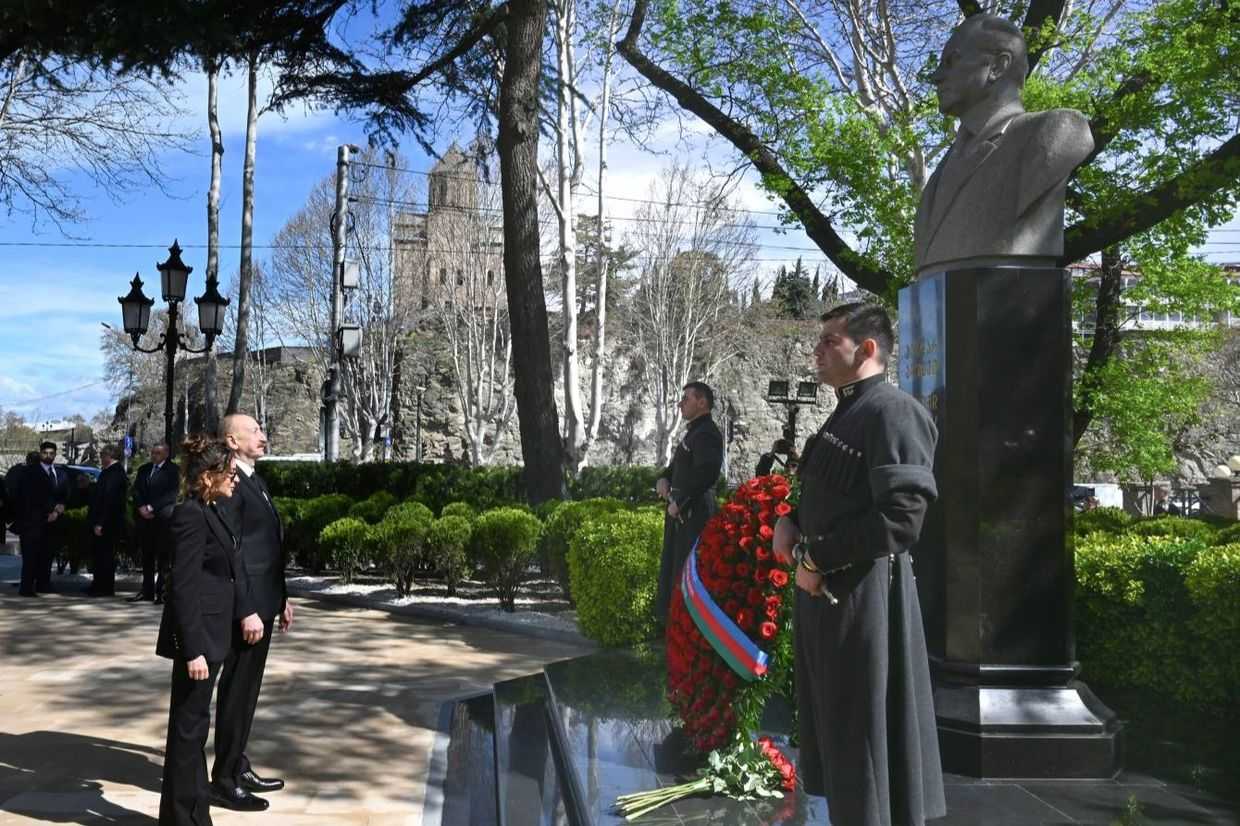 Azerbaijani President Ilham Aliyev and his wife and Vice President Mehriban Aliyeva, at the statue of Heydar Aliyev in Tbilisi on 6 April 2026. Official photo.