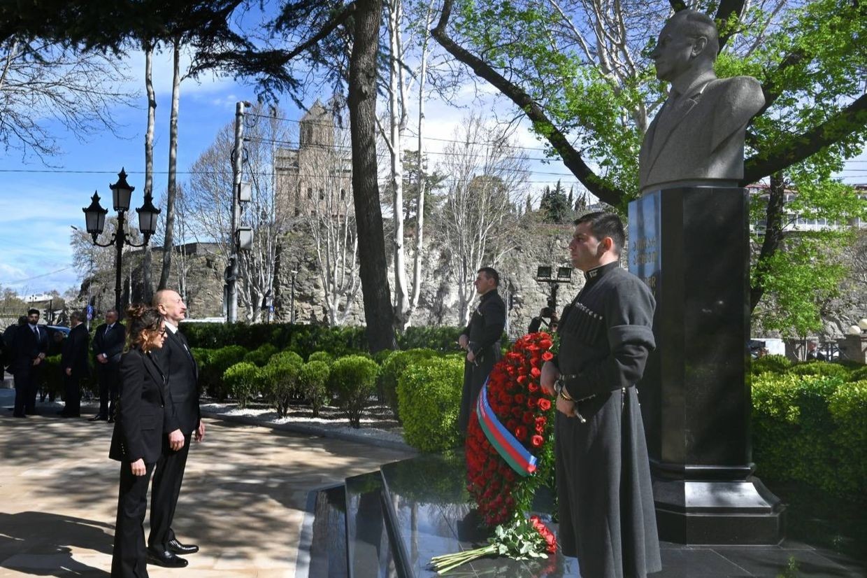 Azerbaijani President Ilham Aliyev and his wife and Vice President Mehriban Aliyeva, at the statue of Heydar Aliyev in Tbilisi on 6 April 2026. Official photo.