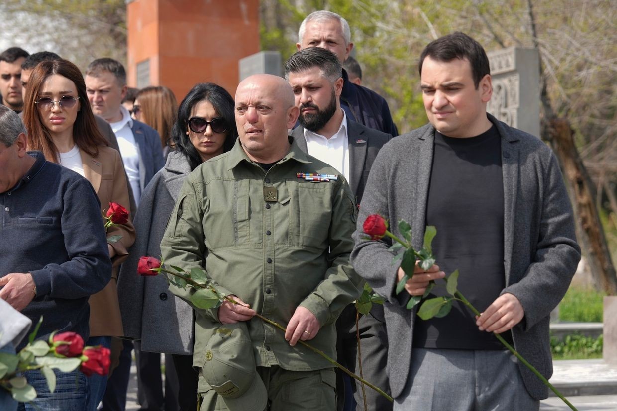 Artur Avanesyan (centre) together with Samvel Karapetyan’s nephew, Narek Karapetyan (right), laying flowers at Yerablur military cemetery in Yerevan. Official photo via Strong Armenia.