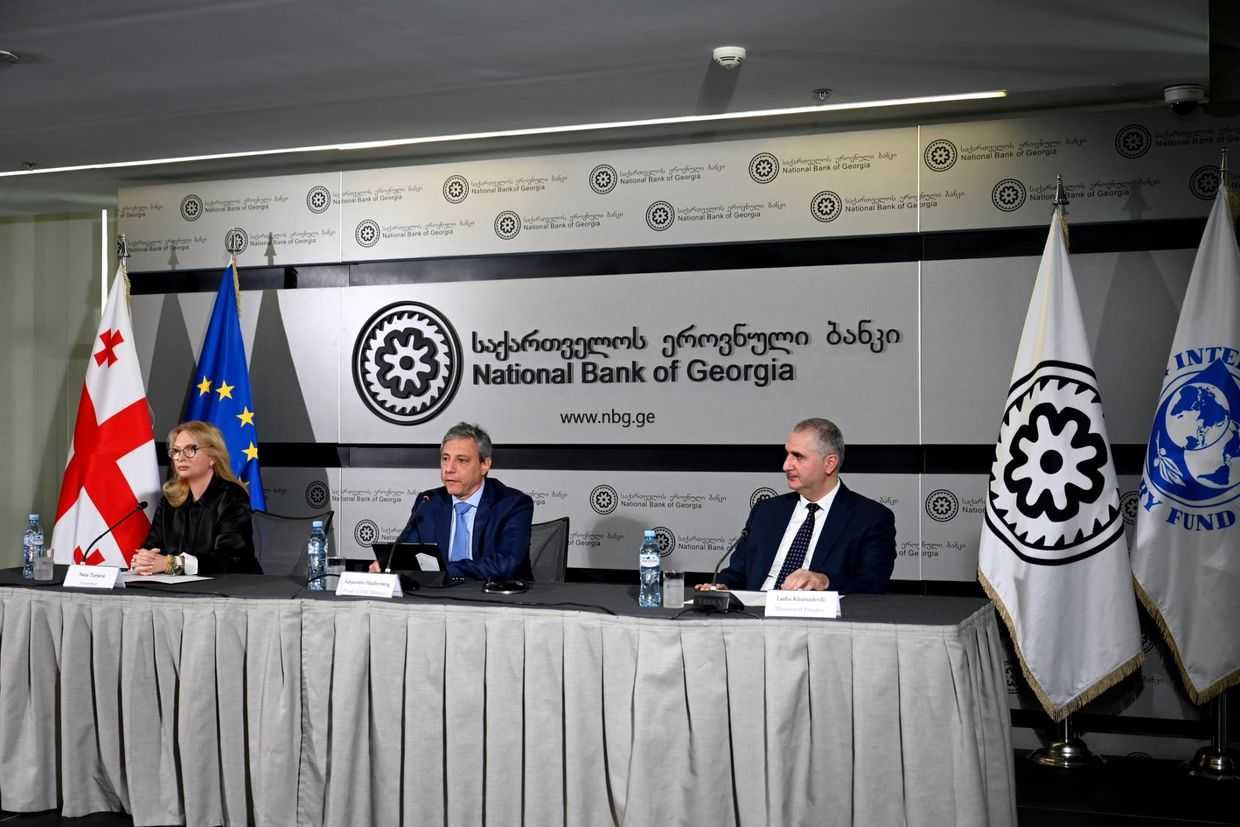 Georgian National Bank Governor Natia Turnava, IMF representatie Aljeandro Hajdenberg, and Georgian Economy Minister Lasha Khutsishvili in a press conference on 7 April 2026. Official photo.