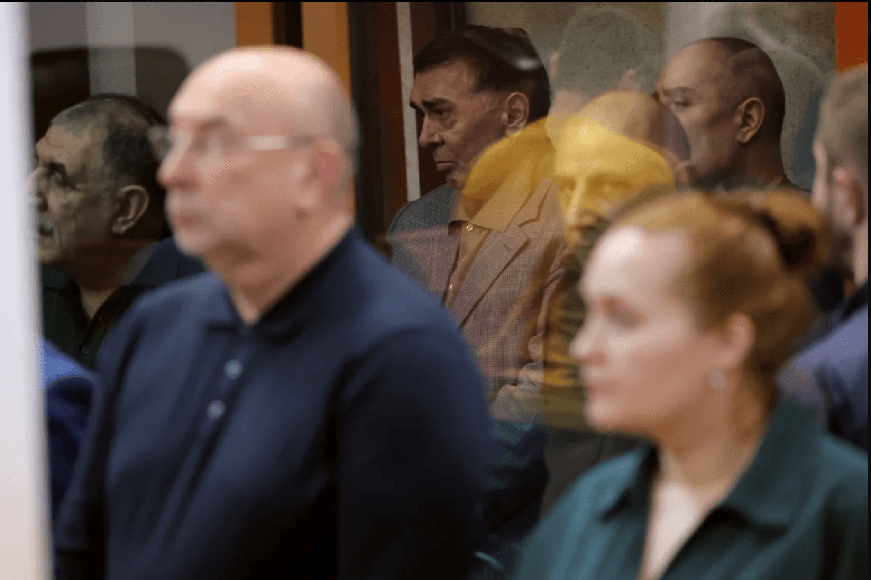 In the centre is Shahin Shikhlinski, next to him is Mazahir Safarov during the trial in Yekaterinburg on March 5, 2026. Photo: Marina Moldavskaya/Kommersant.