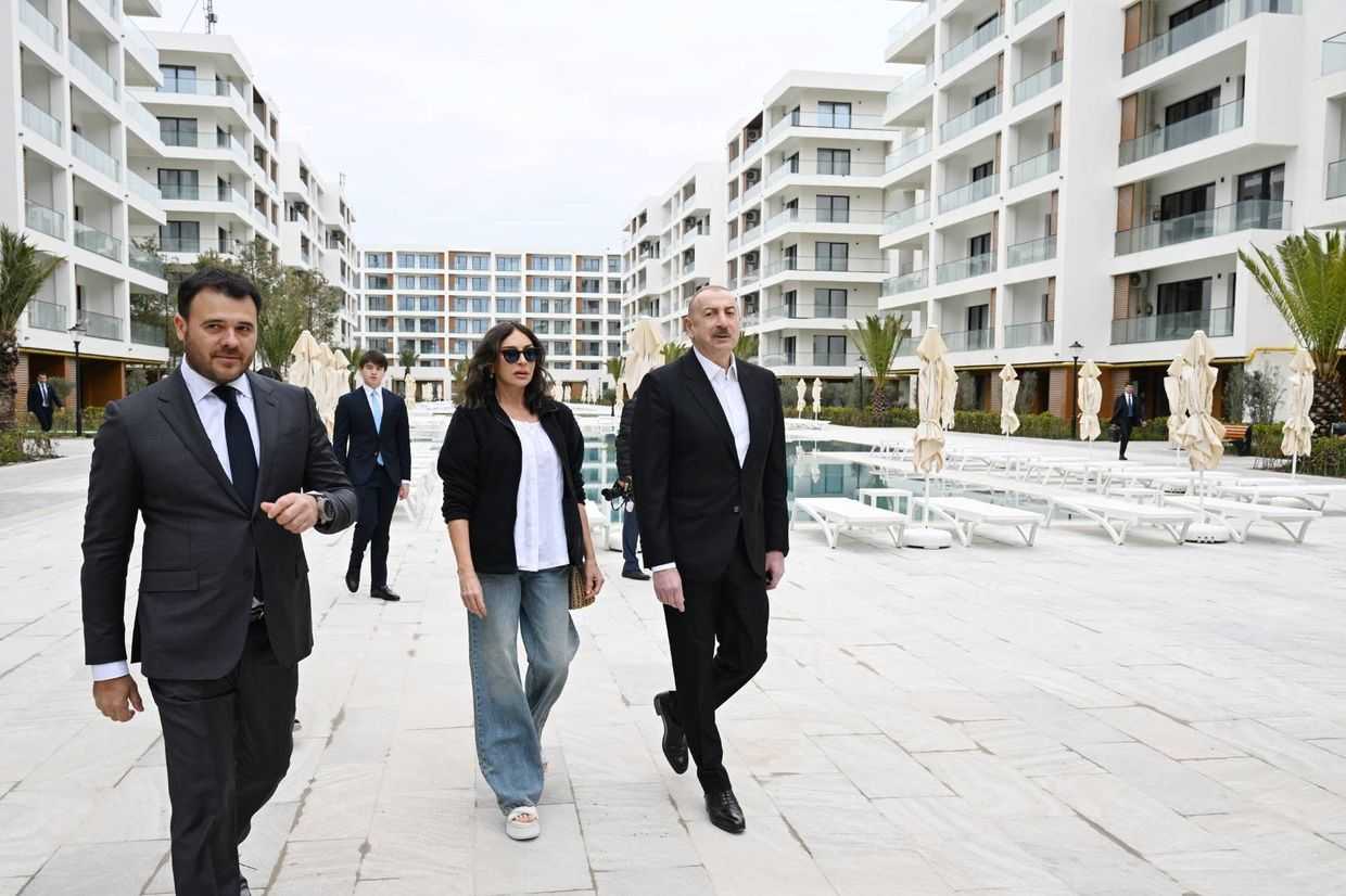 Left Emin Aghalarov, First Vice President Mehriban Aliyeva and President Ilham Aliyev during a visit to Sea Breeze on 15 April 2025. Official photo.