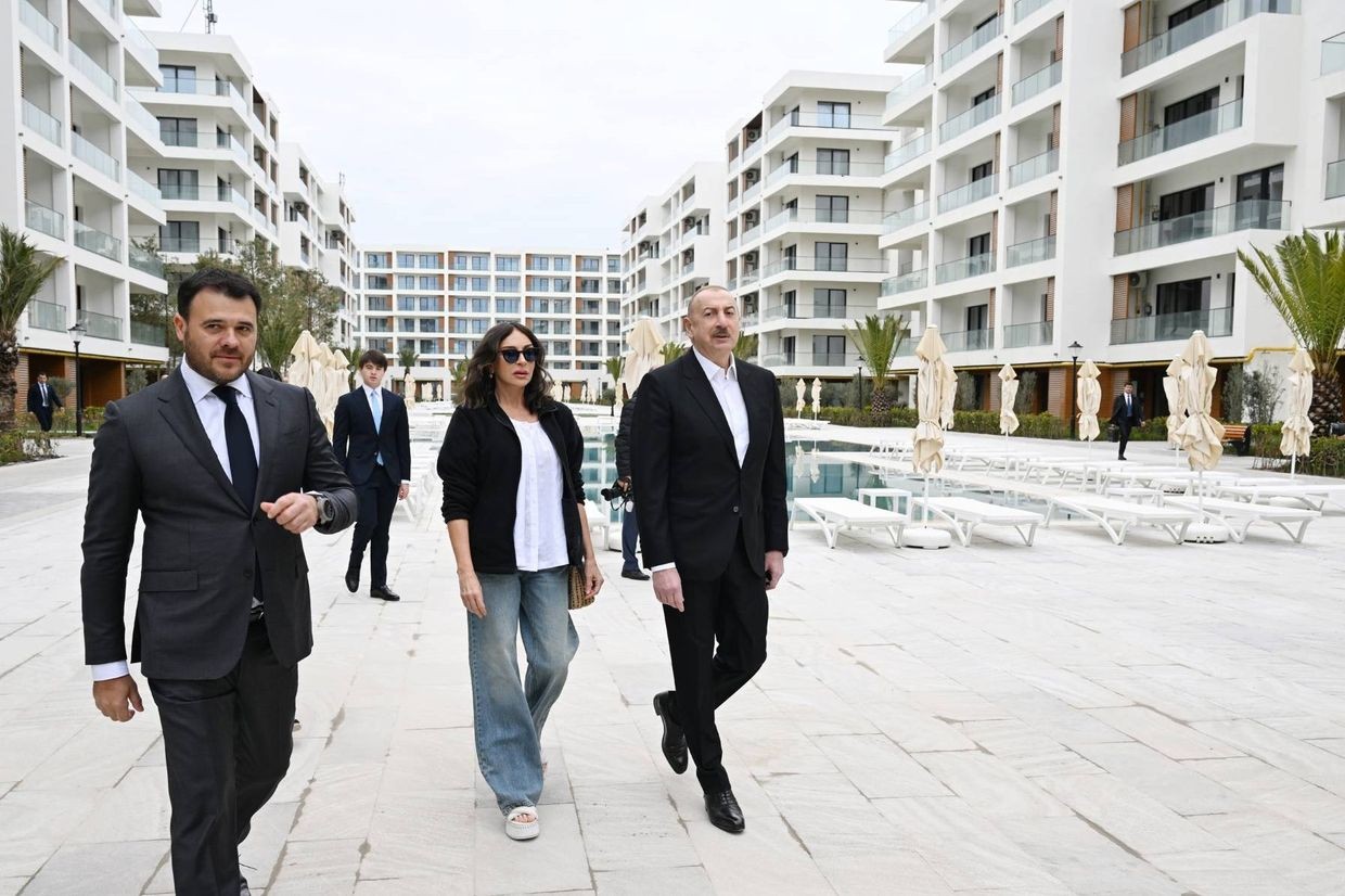 Left Emin Aghalarov, First Vice President Mehriban Aliyeva and President Ilham Aliyev during a visit to Sea Breeze on 15 April 2025. Official photo.