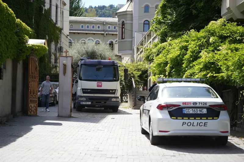 A police car and a tow truck are seen near the Patriarchate after a vehicle crashed into the area. Photo: kvirispalitra.ge