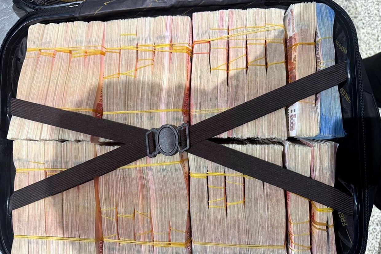 A suitcase full of Russian rubles was brought into Armenia. Official photo.