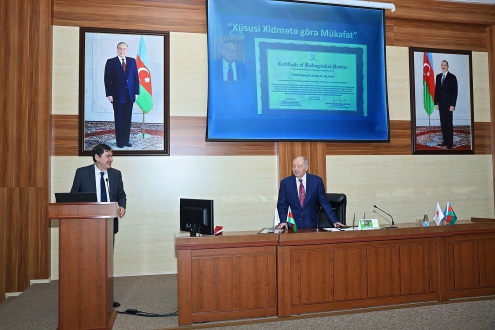 Jamil Aliyev in the centre. Official photo.