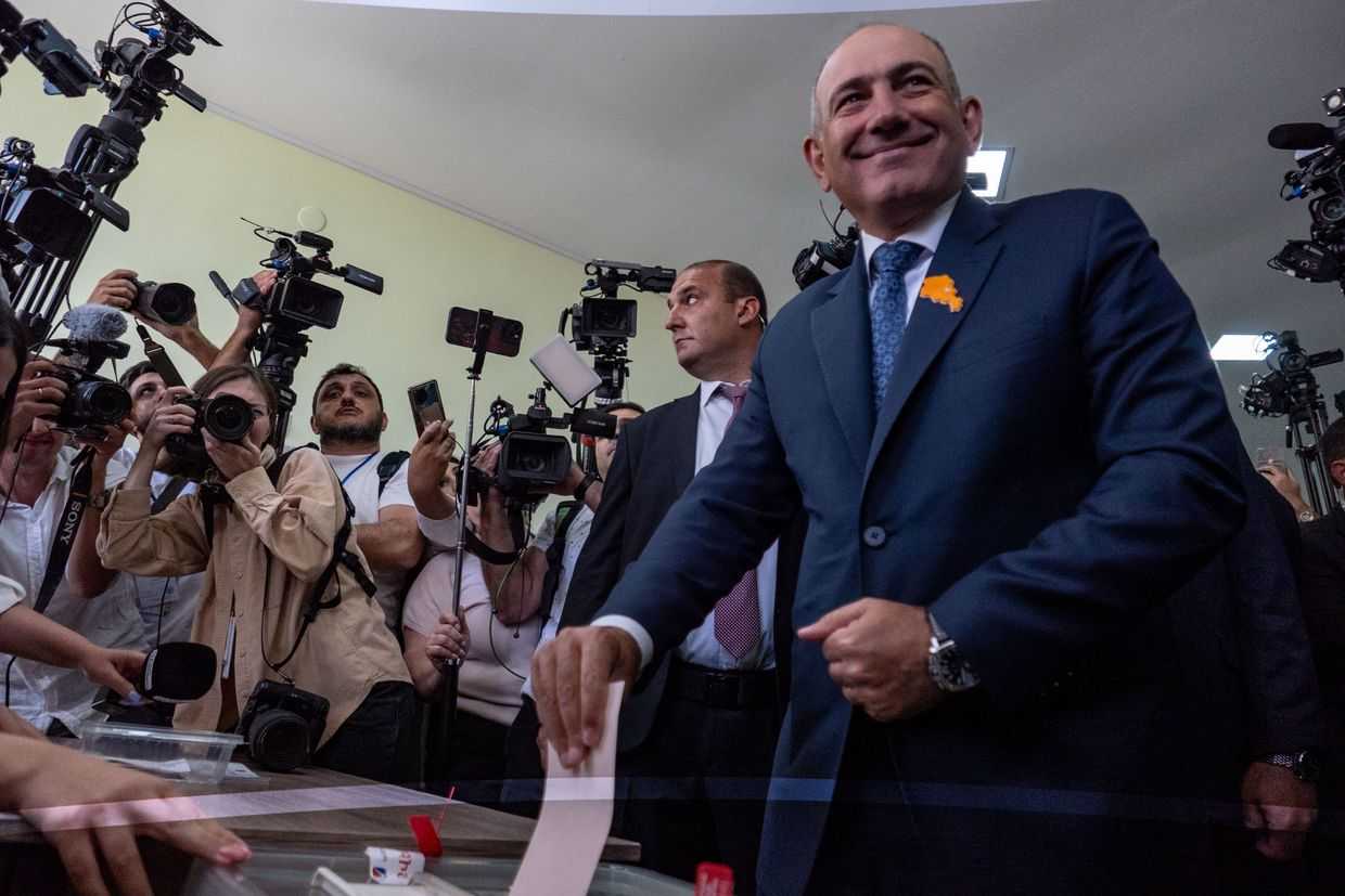 Prime Minister Nikol Pashinyan casts his ballot. Photo: Mariam Nikuradze/OC Media. 