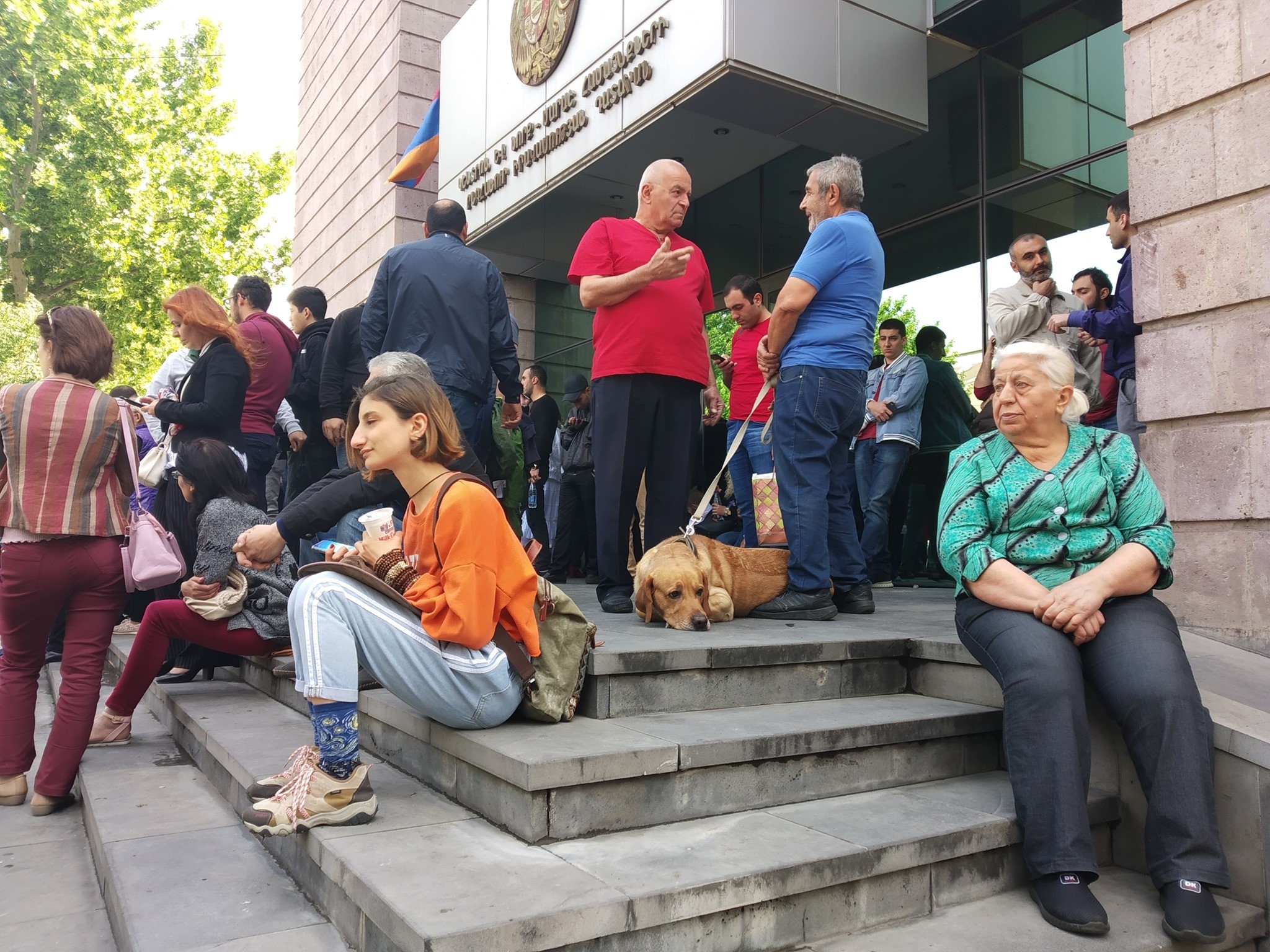 Pashinyan instigates protests outside Armenian courts calling for transitional justice