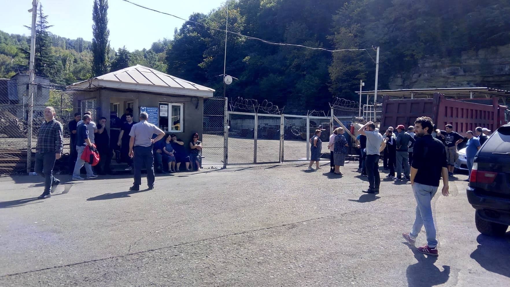 Residents of Shukruti blockade mine demanding compensation for damaged homes