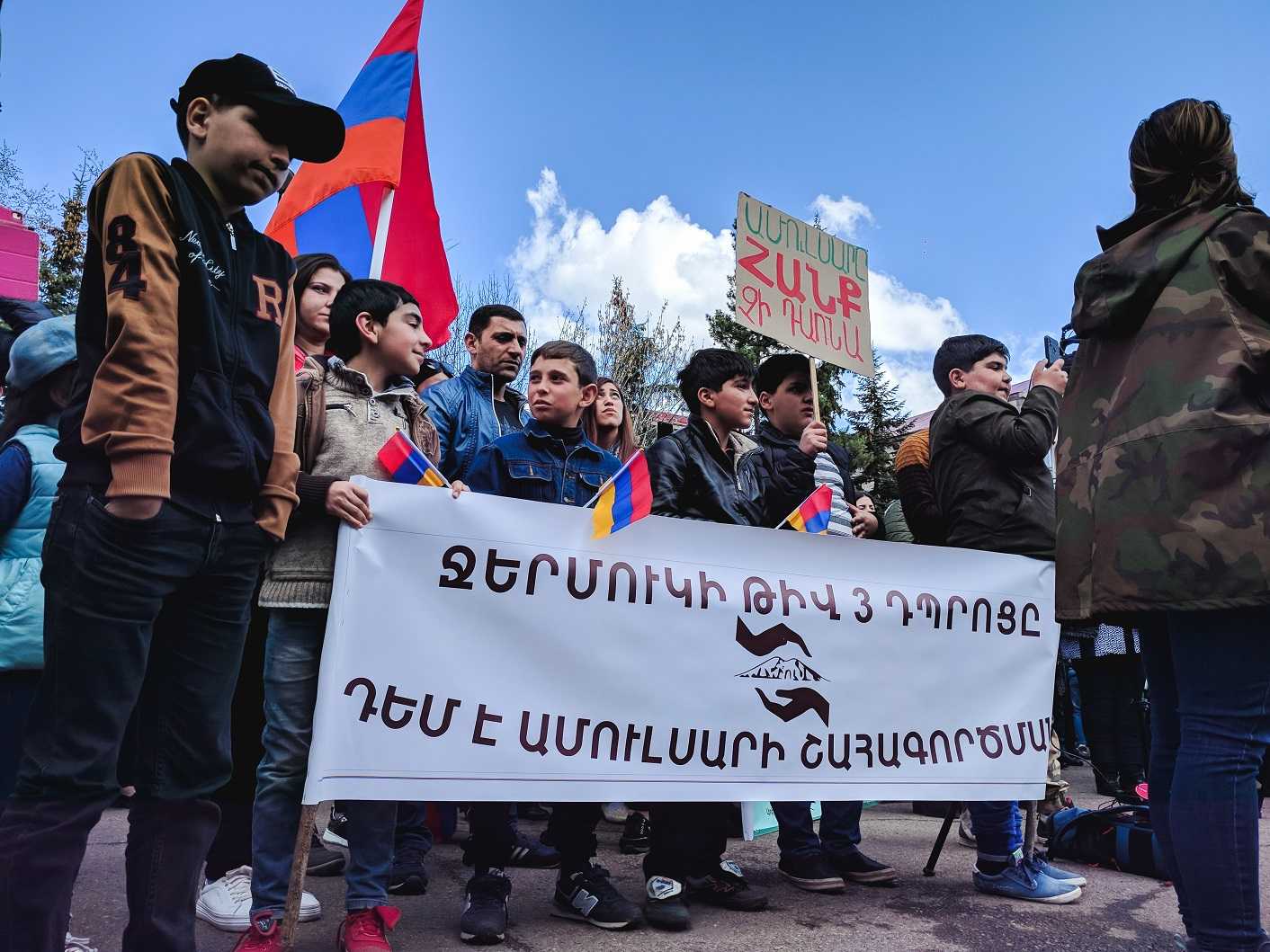 Students in the Armenian town of Jermuk protesting the Amulsar mine in 2019.  Samson Martirosyan /OC Media.