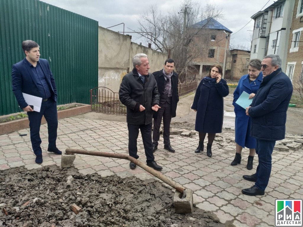 Kizlyar administration officials, employees of Rospotrebnadzor, and employees of the Ministry of Health of Daghestan at the site of the Kizlyar water supply accident. Photo: Ria Novosty Daghestan.