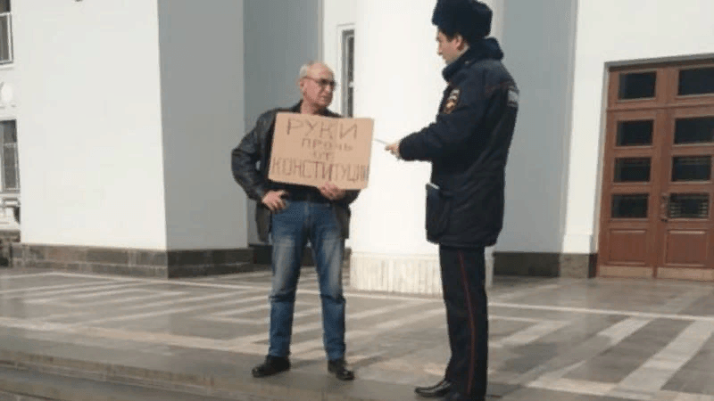 Alik Shashev in front of the Parliament of Kabardino-Balkaria. Photo via Caucasian Knot.