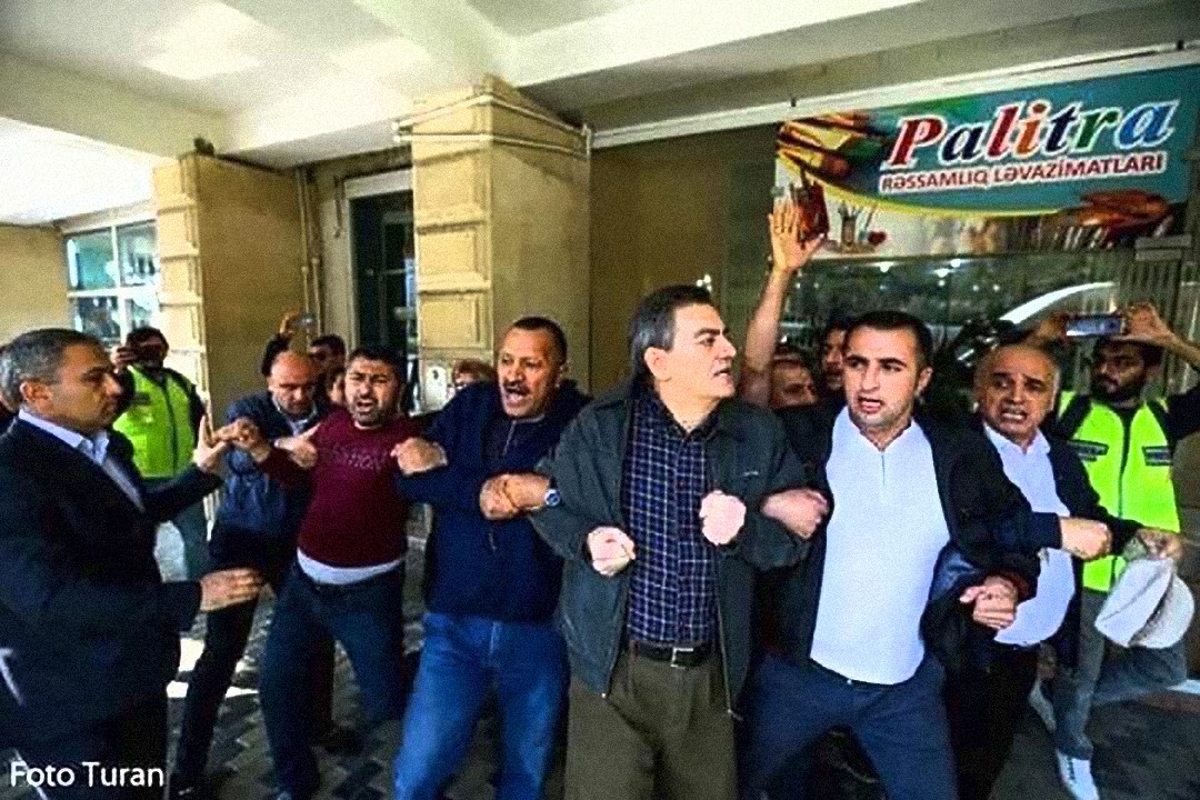 Popular Front Party leader Ali Karimli (centre) on his way to a protest on 19 October with Niyameddin Ahmadov to his left. Photo: Turan.