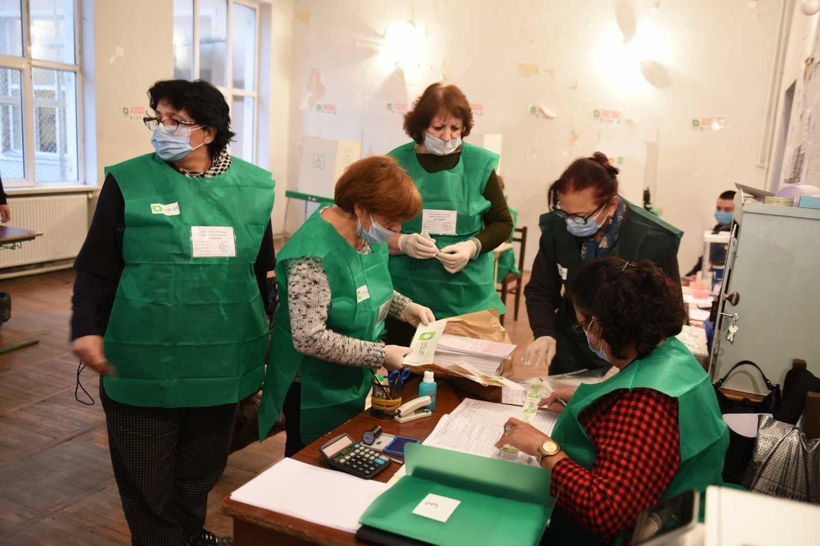 Electoral Commission workers prepare to open a polling station in Tbilisi´s Mtatsminda. Photo: Mariam Nikuradze/OC Media