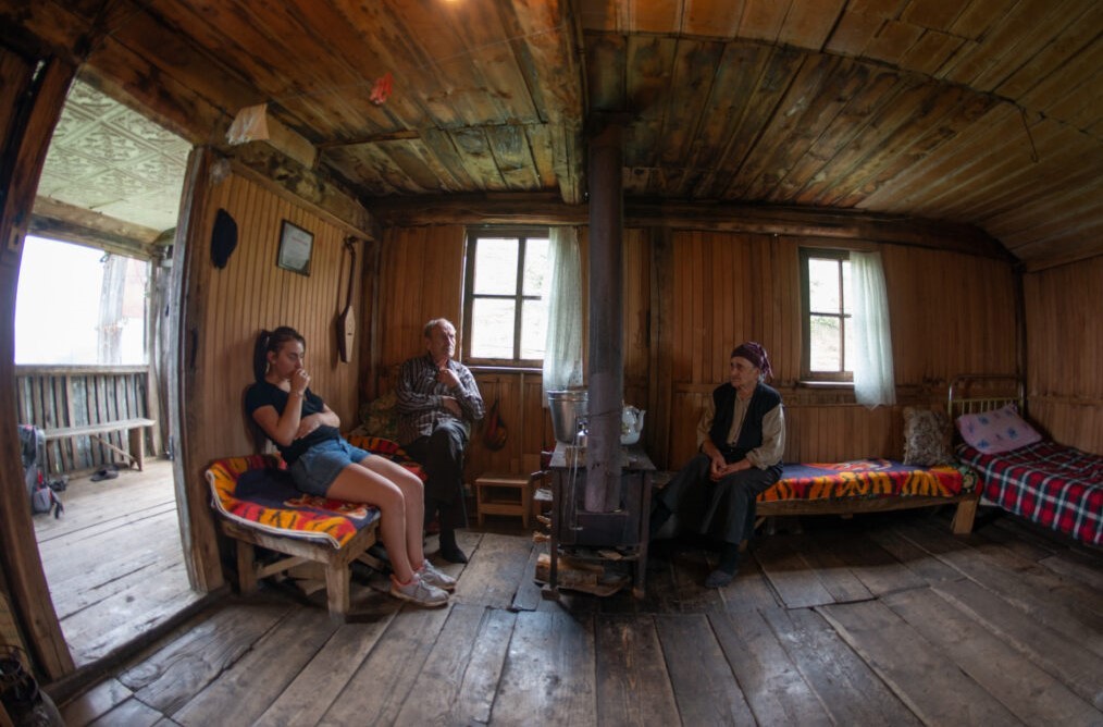 16 წლის ხატია თურმანიძე, კლასელების მსგავსად, მობილური ინტერნეტით სარგებლობს. ფოტო: თამუნა ჩქარეული/OC Media.