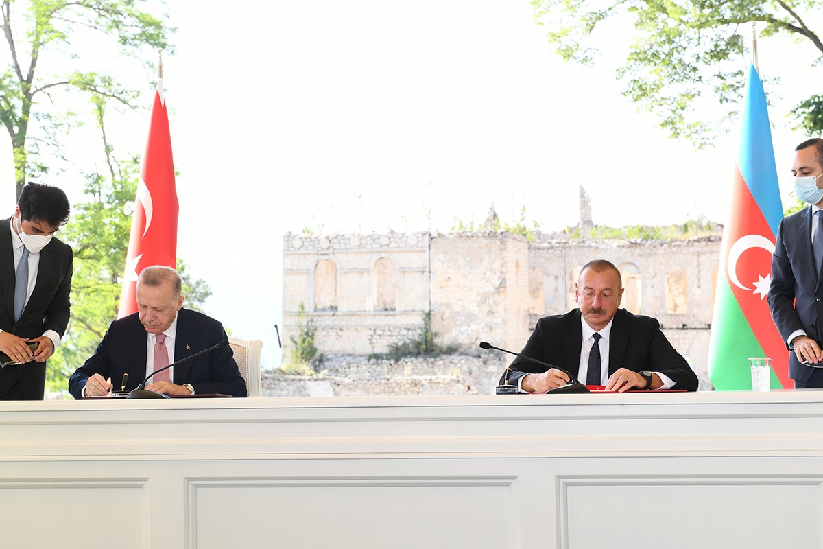 Turkish President Recep Tayyip Erdogan and Azerbaijani President Ilham Aliyev signing the ‘Shusha Declaration’. Official photo.