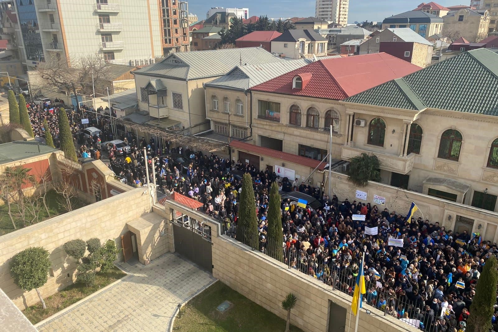 Hundreds gathered outside the Ukrainian Embassy in Baku to protest the Russian invasion. Photo: Ukrainian Ambassador Vladyslav Kanevskyi.