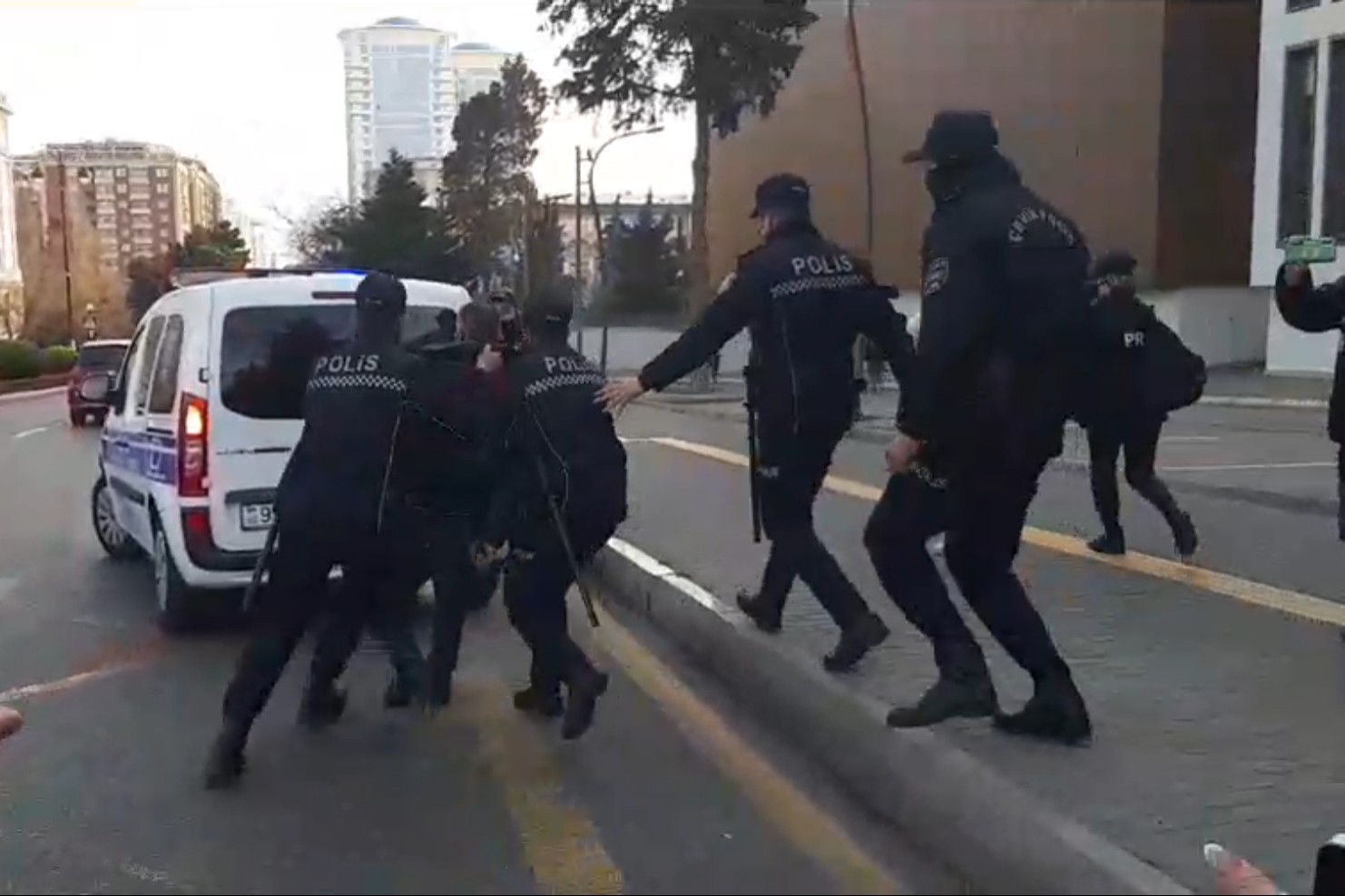 Azerbaijani police detained activists attempting to protest outside the Russian Embassy in Baku in March 2022. Image via Kanal 13.