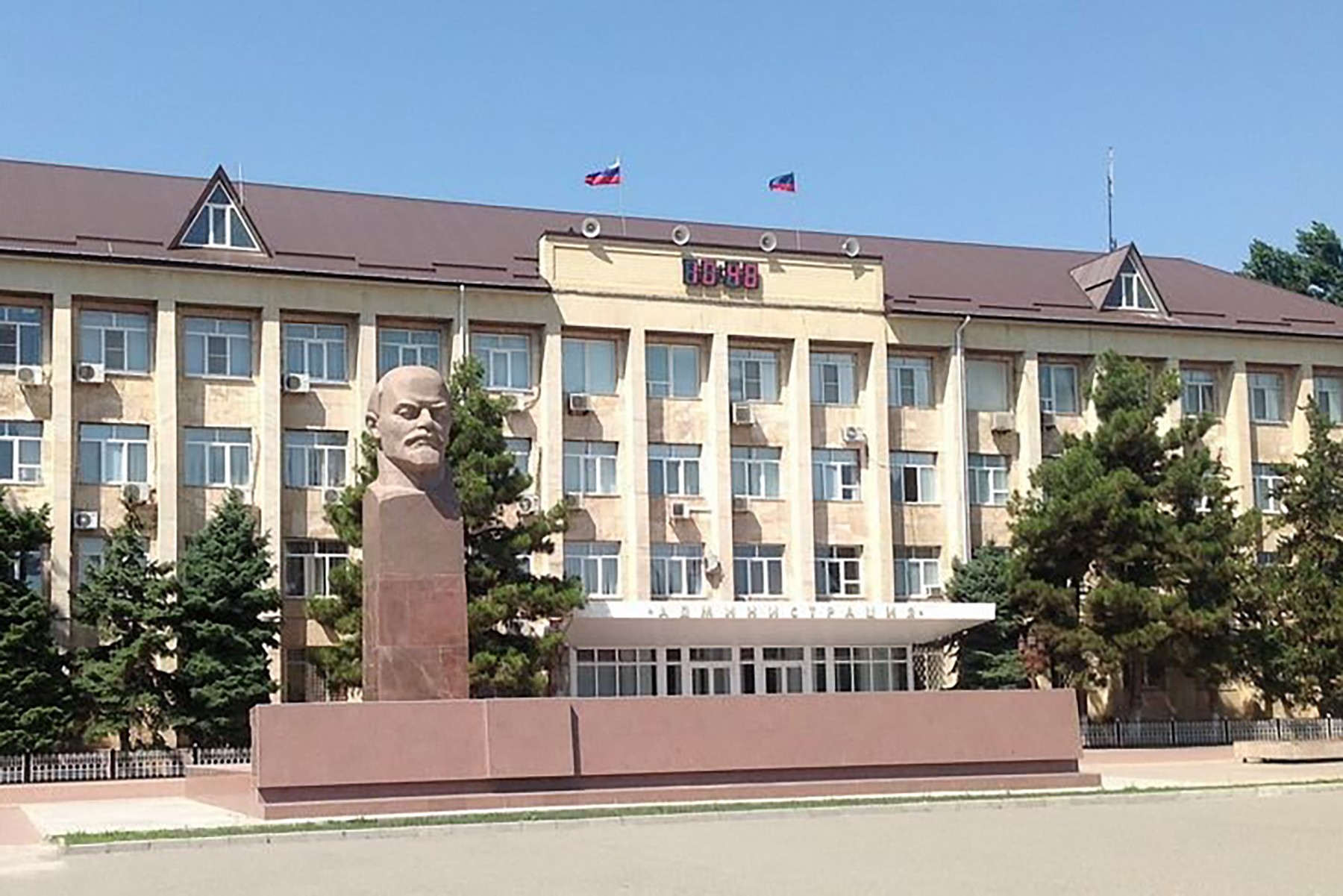 Secondary School n.11 in Izberbash. Photo via Yandex maps.