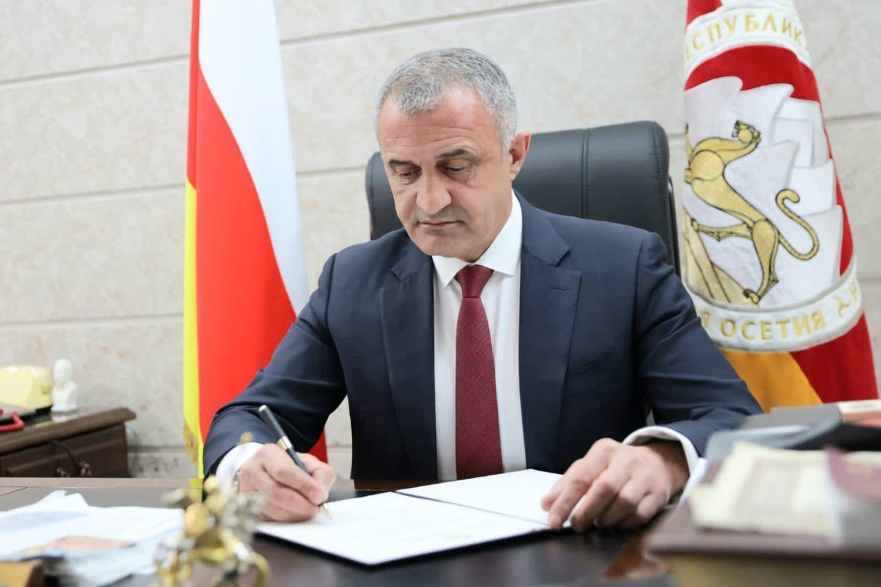 Outgoing President Anatoly Bibilov released a photo of himself signing the decree on annexation on 13 May.