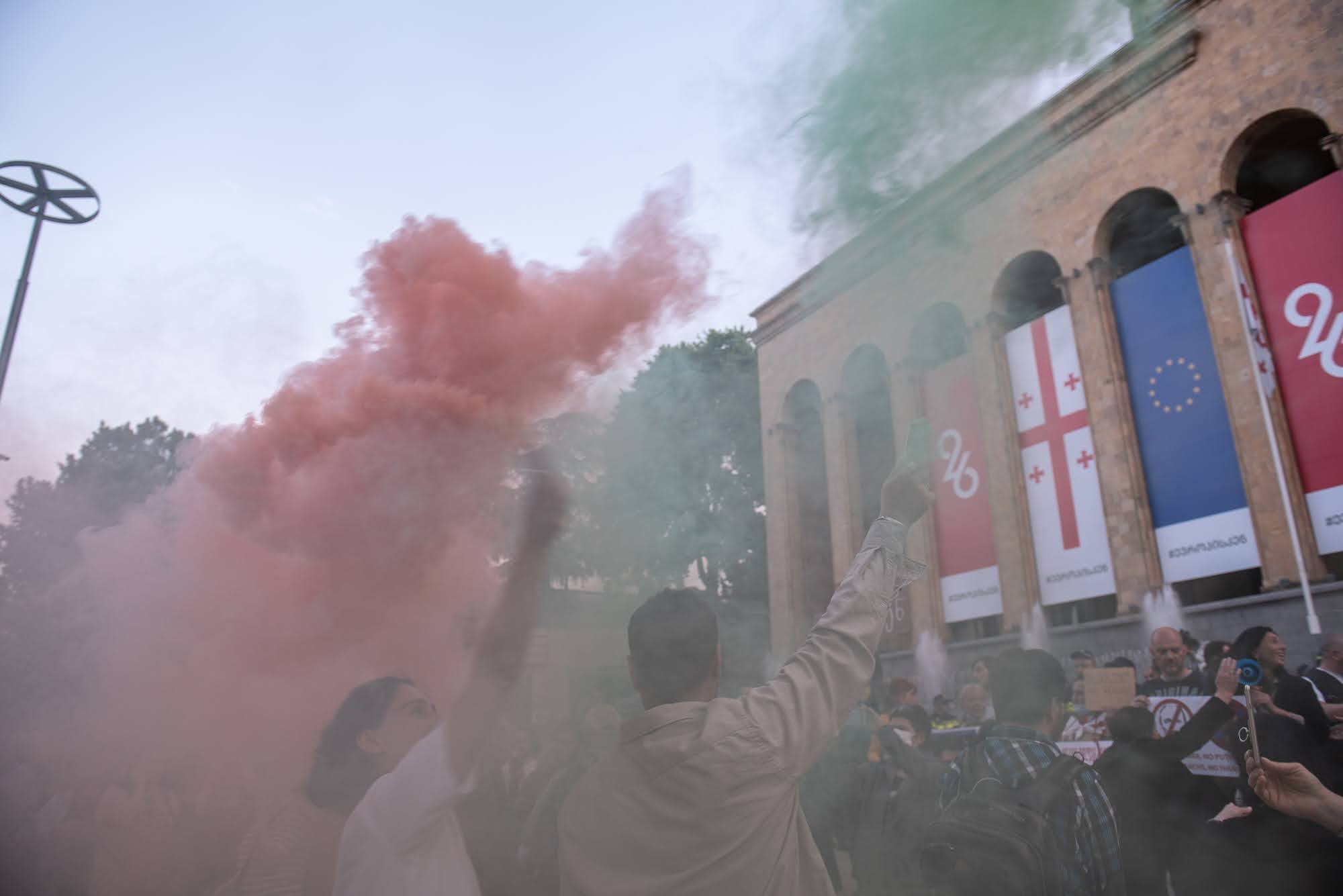 Protesters let off flares outside parliament demanding the release of Mtavati Arkhi director Nika Gvaramia. Photo: Mariam Nikuradze/OC Media.