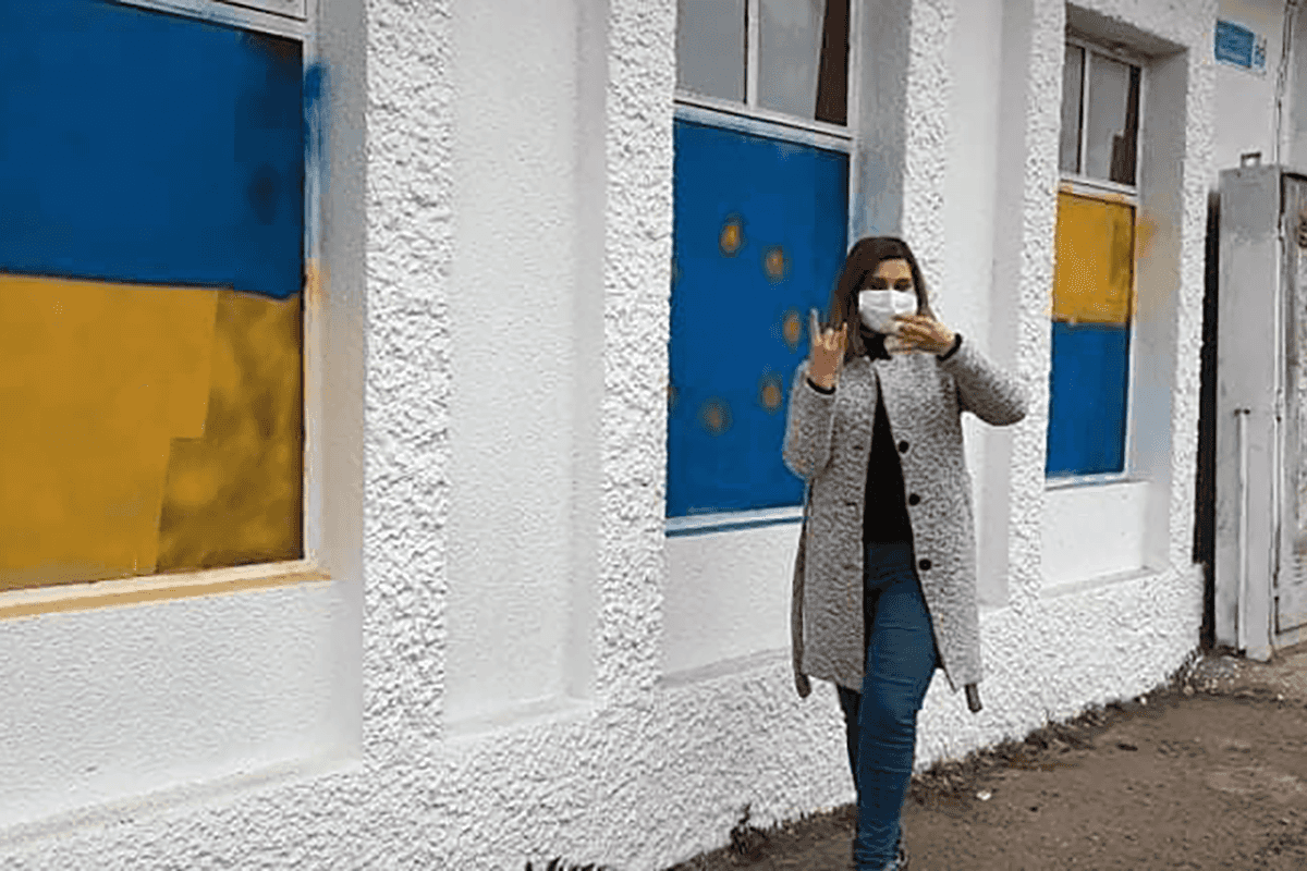 Samira Bayramova painted Ukrainian flags on the office of the Conservative Movement, the political offshoot of far-right and pro-Russian group Alt-Info. Photo: Tiko Davadze/Radio Marneuli.