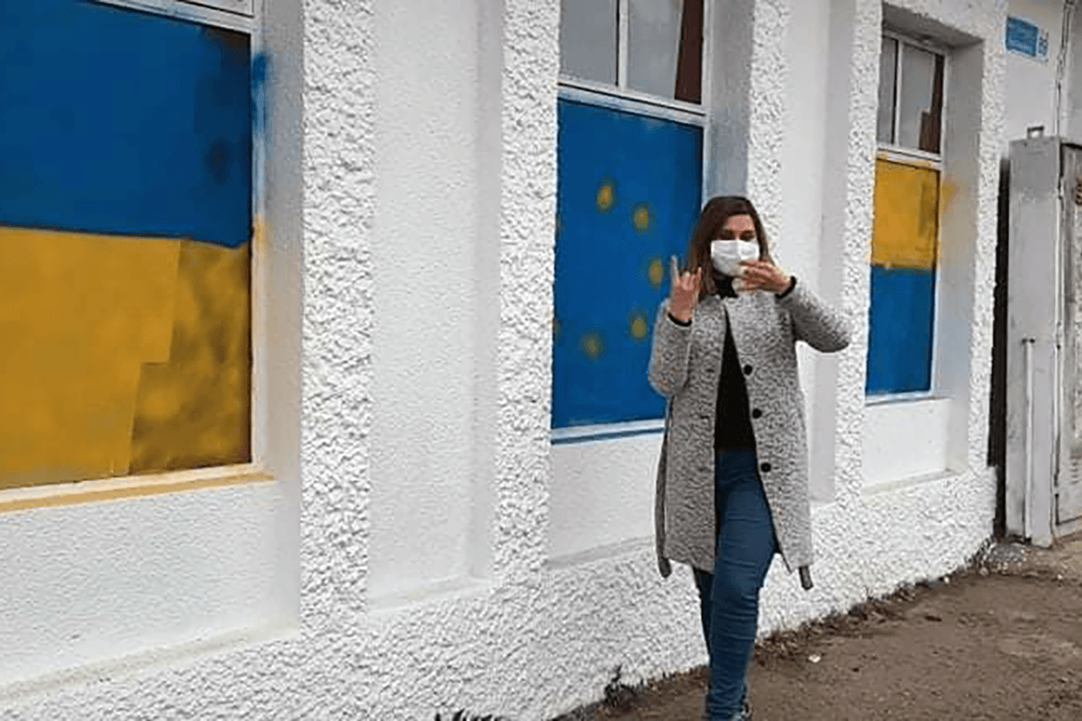 Samira Bayramova painted Ukrainian flags on the office of the Conservative Movement, the political offshoot of far-right and pro-Russian group Alt-Info. Photo: Tiko Davadze/Radio Marneuli.