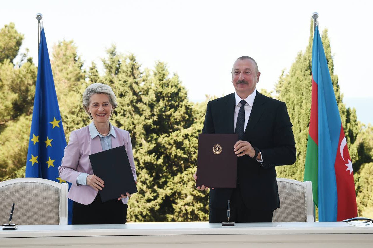 EU Commission President Ursula von der Leyen signing a gas agreement with Azerbaijani President Ilham Aliyev. Photo: President.az.