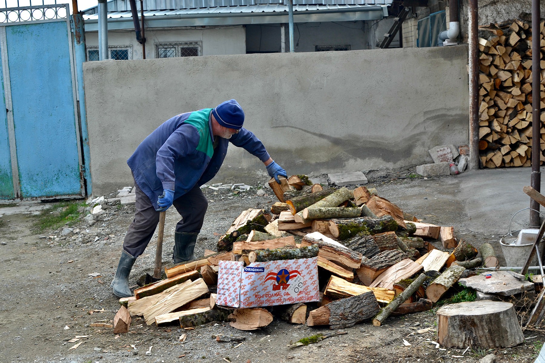 A man chops wood in Stepanakert on 16 December 2022. Photo: Marut Vanyan/OC Media